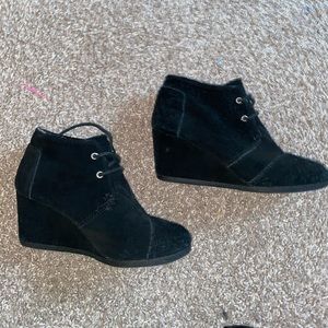 TOMS Heels/wedges Black Suede closed toe EUC